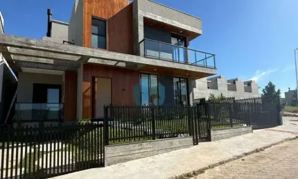 Linda Casa de Alto Padrão, a 1 km da Praia Central, Loteamento Longarone, Ferraz | Garopaba - SC