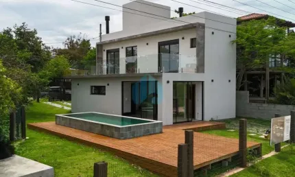Bela Casa com Piscina, a 800 m da Lagoa da Ibiraquera e 4 km da Praia do Rosa, Praia do Rosa | Imbituba - SC