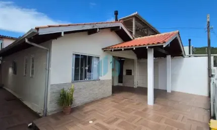 Casa Térrea a 500 m da Praia Central, Centro | Garopaba - SC