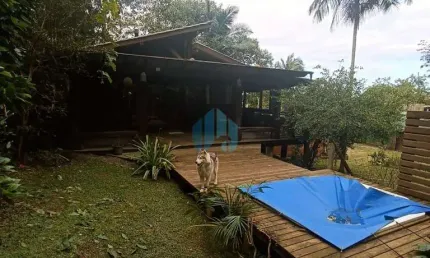 Bela Casa Rústica + Loft, em Amplo Terreno, com Acesso à Cachoeira, Encantada | Garopaba - SC