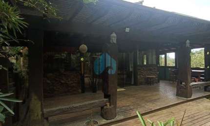 Locação Anual: Bela Casa Rústica + Loft, em Amplo Terreno, com Acesso à Cachoeira, Encantada | Garopaba - SC