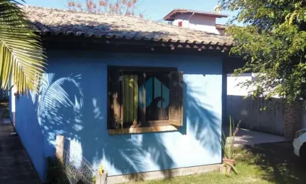 Duas Casas em Amplo Terreno, no Coração da Cidade, a Uma Quadra de Todo Comércio e 1,5 km da Praia Central, Centro | Garopaba - SC