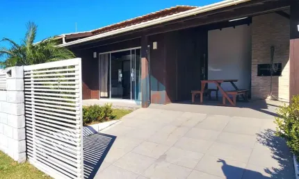 Bela Casa a Poucos Minutos do Centro da Cidade e Próxima às Mais Belas Praias da Região, Campo Duna | Garopaba - SC