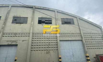 Galpão de 822m² com Segurança 24h e Doca para Caminhões em Bayeux - Locação