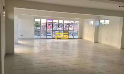 Sala comercial vitrine 99m², para locação por R$7.500,00.