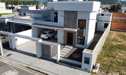 Casa a venda em Tijucas, Casa de alto padrão a venda em Tijucas. Casa a venda com 3 quartos. Financiamento Facilitado. Agende sua Visita Agora!