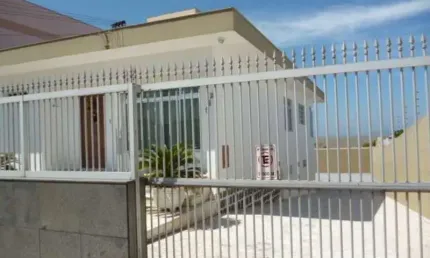 CASA A VENDA EM BARREIROS, CASA A VENDA EM FLORIANÓPOLIS, CASA COM 3 QUARTOS E 3 BANHEIROS, 2 COZINHAS.