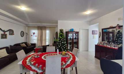 Apartamento 2 dormitórios mobiliado em Barreiros com vista para o mar.