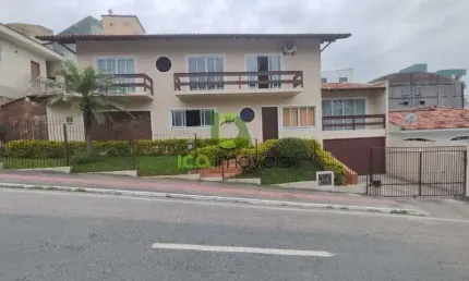 Casa de três quartos com uma suíte na avenida atlântica são josé.
