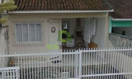 Imperdível: Casa de 2 dormitórios, sala ampla, banheiro espaçoso e vaga de garagem em Potecas, São José-SC - 69,85m². Confira!