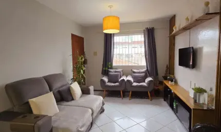 Apartamento 2 quartos com varanda e garagem, em prédio pequeno e tranquilo, perto de ônibus e comércio. ótimo custo-benefício!