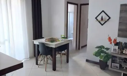 Apartamento para venda com 02 dormitórios sendo 01 suíte, varanda gourmet e vista para o mar em Barreiros, a 5 min de Florianópolis.