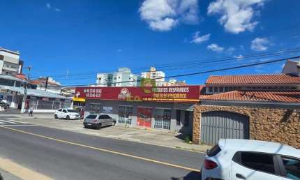 Imóvel comercial de esquina à venda, 693m² de terreno, 324m² construídos. Ideal para farmácia, loja, clínica ou oficina. Local com alto fluxo e visibi