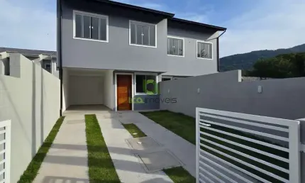 Casa nova tipo sobrado à venda, 89m² privativos, 3 vagas, suíte, acabamento premium e terreno amplo! Financiáveis e prontas para morar!