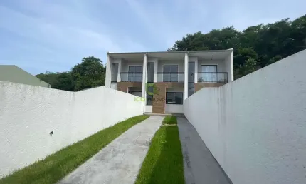 Imperdível: Casa à venda em São José-SC, bairro Ipiranga, 2 quartos, 1 sala, 1 banheiro, 2 vagas de garagem.