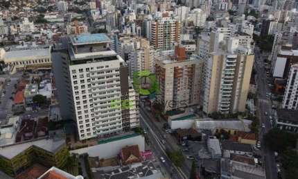Studio à venda no Centro de Florianópolis: 1 suíte, sala, 1 vaga de garagem, 60m². Localização privilegiada na Av Mauro Ramos, totalmente mobiliado, com ampla área de lazer e serviços.