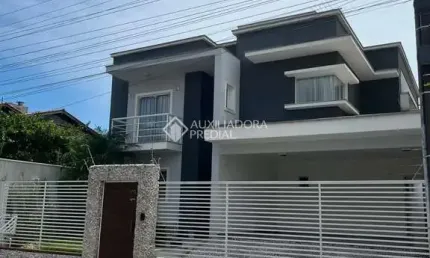 Casa com 3 quartos à venda na professor andrônico pereira, 313, centro, camboriú, 243 m2 por r$ 2.000.000