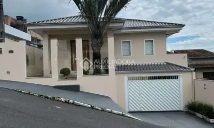 Casa com 3 quartos à venda na Rua Noruega, 1088, Nações, Balneário Camboriú, 263 m2 por R$ 1.800.000
