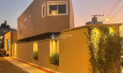 Casa com 3 quartos à venda na 5 de abril, 375, Centro, Camboriú, 225 m2 por R$ 2.200.000