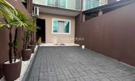Casa com 3 quartos à venda na Rua Luanda, 2, Santa Regina, Camboriú, 90 m2 por R$ 550.000