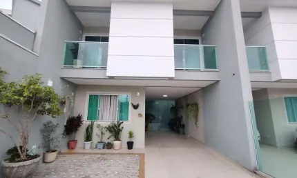 Sobrado em condomínio fechado à venda, possui 3 quartos, sendo todos suítes, móveis planejados e ár