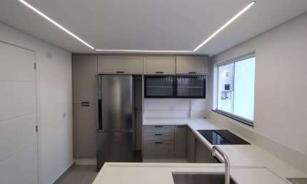 Apartamento amplo, semi-mobiliado, com suíte e terraço com churrasqueira, para locação no bairro Af