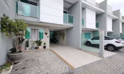 Sobrado em condominio fechado a venda, possui 3 quartos, sendo todos suites, moveis planejados e area gourmet, em sao jose dos pinhais, pr