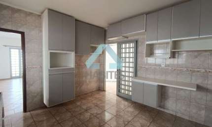 Casa com 3 quartos para alugar na Vila Guimarães, Botucatu 