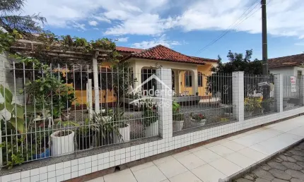 Ampla Casa Térrea sozinha no terreno com 4 quartos, churrasqueira e garagem coberta no Centro de Palhoça - SC