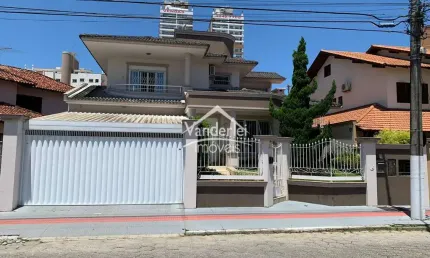 Casa Alto Padrão com 03 suítes, piscina, banheira, 4 vagas de garagem coberta e muito mais no Centro de Palhoça - SC