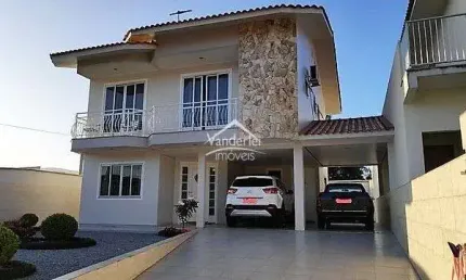 Casa de alto padrão com 03 quartos, sendo 01 suíte no Centro em Palhoça - SC