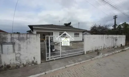 Casa de 102m² sozinha no terreno com 03 quartos sendo 01 suíte e com garagem coberta no bairro Aririú da Formiga em Palhoça - SC