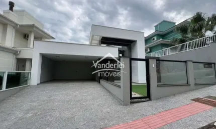 Ampla casa próx. ao lago com piscina, 03 quartos, sendo 01 suíte no bairro Pedra Branca em Palhoça - SC