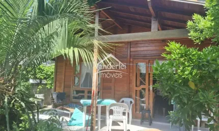 Casa com 04 quartos, sendo 01 suíte a 300m da praia da pinheira em palhoça - sc