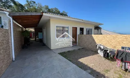 Casa geminada com 02 quartos com garagem coberta no bairro Bela Vista em Palhoça - SC