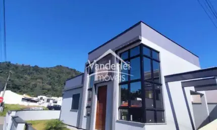 Casa no  com 03 quartos, sendo 01 suíte no bairro Vale Verde em Palhoça - SC