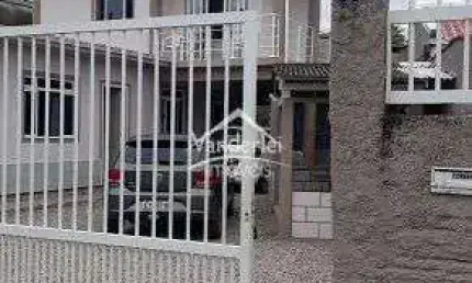 Casa com 03 quartos, sendo 01 suíte, garagem coberta e espaço gourmet no centro de palhoça - sc