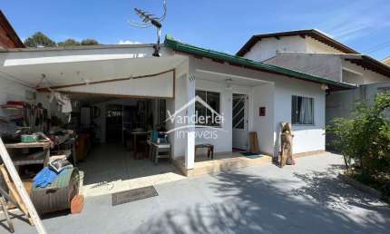 Casa em amplo terreno com 02 quartos e garagem coberta no bairro Bela Vista em Palhoça - SC