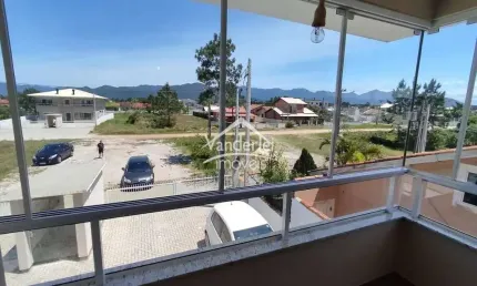Apartamento superior mobiliado de 03 quartos sendo 01 suíte a poucos metros da praia da pinheira em palhoça - sc