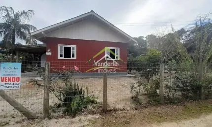 Casa de 63m² com 2 quartos e garagem coberta em amplo terreno de 500m² no Maciambu Pequeno em Palhoça - SC
