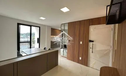 Apartamento com móveis planejados, 02 quartos, sendo 01 suíte e sacada com churrasqueira no bairro Pagani em Palhoça - SC