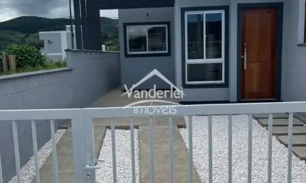 Casa no Jardins 3 com 02 quartos, passagem lateral no bairro Bela Vista em Palhoça - SC
