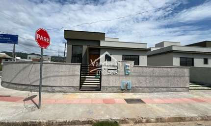 Casa de esquina no Lot Vale Verde com 02 quartos, sendo 01 suite no bairro Bela Vista em Palhoça - SC