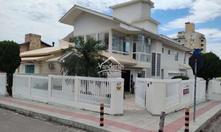 Casa de esquina com 04 quartos, sendo 03 suites com closet no bairro Pagani em Palhoça- SC