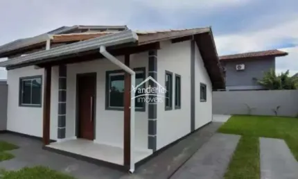Casa com ótimo espaço de terreno no bairro Madri em Palhoça - SC