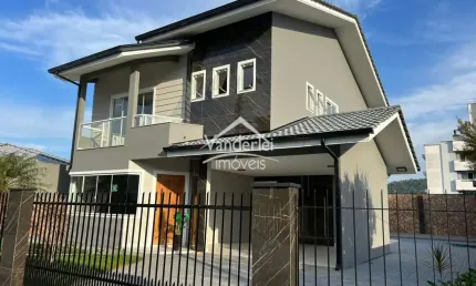 Casa Duplex  com 03 quartos, sendo 01 suíte no bairro São Sebastião em Palhoça - SC