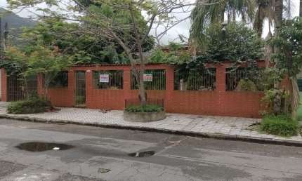 Casa c/04 dormitorios em lote de 482,30 mts - Solemar - Praia Grande