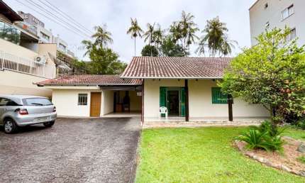 Alugo Casa Semi Mobiliada, 03 Quartos - Bairro Escola Agrícola