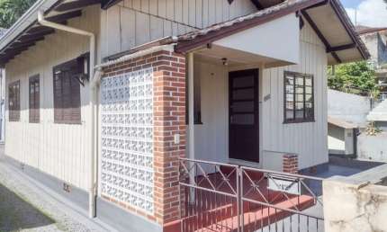 Alugo Casa Mista com 03 Quartos, Bairro Velha - Blumenau