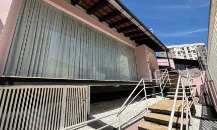 Alugo ótima sala comercial com 200m² - bairro ponta aguda